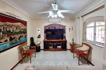 Casa à venda com 220m², 3 quartos e 3 vagas Casa à venda com 220m², 3 quartos e 3 vagasSala