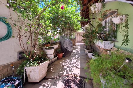 Casa à venda com 220m², 3 quartos e 3 vagas Casa à venda com 220m², 3 quartos e 3 vagasQuintal