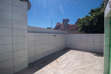 Casa à venda com 120m², 4 quartos e 2 vagas Casa à venda com 120m², 4 quartos e 2 vagasTerraço