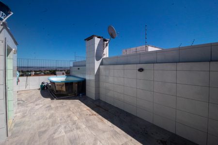 Casa à venda com 120m², 4 quartos e 2 vagas Casa à venda com 120m², 4 quartos e 2 vagasTerraço