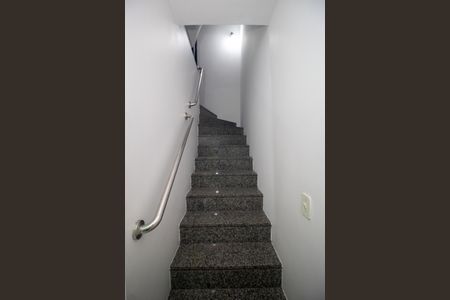 Casa à venda com 120m², 4 quartos e 2 vagas Casa à venda com 120m², 4 quartos e 2 vagasEscada