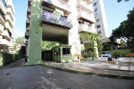 Apartamento à venda com 96m², 4 quartos e 1 vaga Apartamento à venda com 96m², 4 quartos e 1 vagaFachada