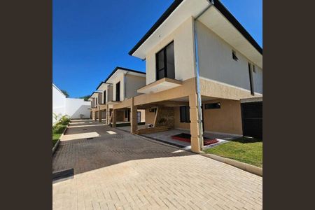 Casa de condomínio à venda com 123m², 4 quartos e 2 vagas Casa de condomínio à venda com 123m², 4 quartos e 2 vagasFachada das casas
