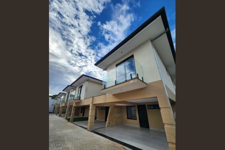 Casa de condomínio à venda com 123m², 4 quartos e 2 vagas Casa de condomínio à venda com 123m², 4 quartos e 2 vagasFachada das casas