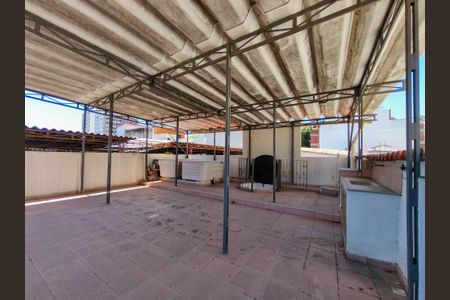 Casa à venda com 253m², 4 quartos e 1 vaga Casa à venda com 253m², 4 quartos e 1 vagaTerraço