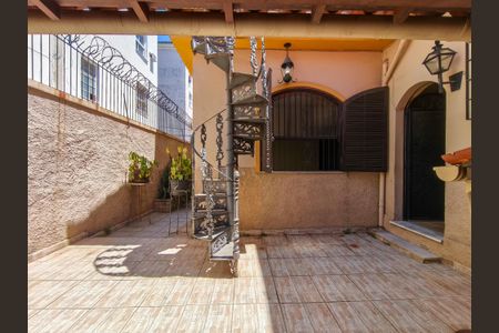 Casa à venda com 253m², 4 quartos e 1 vaga Casa à venda com 253m², 4 quartos e 1 vagaQuintal