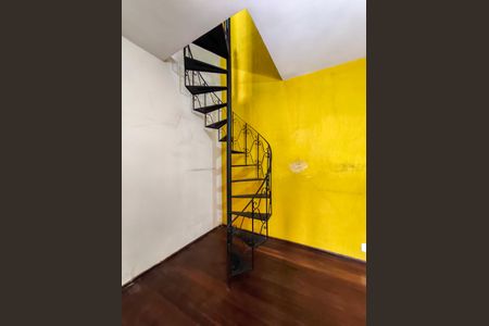 Casa à venda com 253m², 4 quartos e 1 vaga Casa à venda com 253m², 4 quartos e 1 vagaEscada