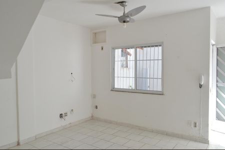 Casa de condomínio à venda com 120m², 3 quartos e 1 vaga Casa de condomínio à venda com 120m², 3 quartos e 1 vagaSala