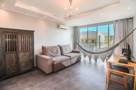 Casa à venda com 356m², 4 quartos e 3 vagas Casa à venda com 356m², 4 quartos e 3 vagasSala