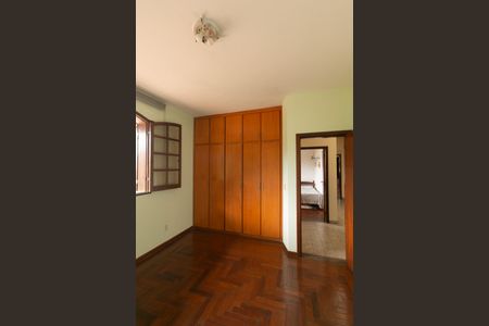 Casa de condomínio à venda com 625m², 5 quartos e 4 vagas Casa de condomínio à venda com 625m², 5 quartos e 4 vagasQuarto 1