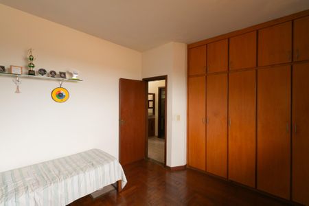 Casa de condomínio à venda com 625m², 5 quartos e 4 vagas Casa de condomínio à venda com 625m², 5 quartos e 4 vagasQuarto 2