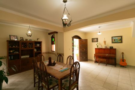 Casa de condomínio à venda com 625m², 5 quartos e 4 vagas Casa de condomínio à venda com 625m², 5 quartos e 4 vagasSala de Jantar