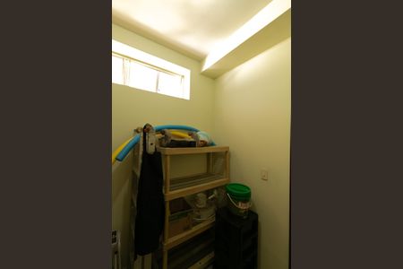 Casa de condomínio à venda com 625m², 5 quartos e 4 vagas Casa de condomínio à venda com 625m², 5 quartos e 4 vagasQuarto de Serviço