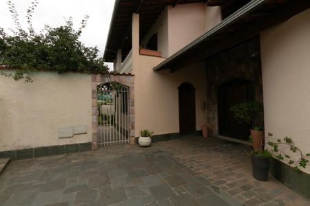 Casa de condomínio à venda com 625m², 5 quartos e 4 vagas Casa de condomínio à venda com 625m², 5 quartos e 4 vagasEntrada