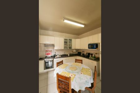 Casa de condomínio à venda com 625m², 5 quartos e 4 vagas Casa de condomínio à venda com 625m², 5 quartos e 4 vagasCozinha