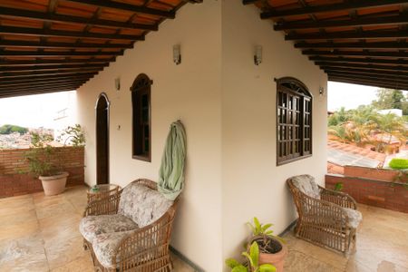 Casa de condomínio à venda com 625m², 5 quartos e 4 vagas Casa de condomínio à venda com 625m², 5 quartos e 4 vagasVaranda da Sala de TV