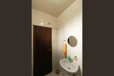 Casa de condomínio à venda com 625m², 5 quartos e 4 vagas Casa de condomínio à venda com 625m², 5 quartos e 4 vagasBanheiro de Serviço