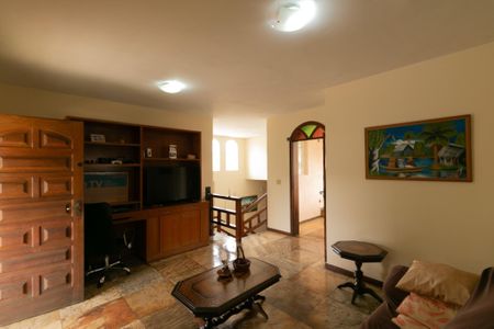 Casa de condomínio à venda com 625m², 5 quartos e 4 vagas Casa de condomínio à venda com 625m², 5 quartos e 4 vagasSala de TV