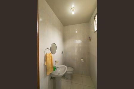 Casa de condomínio à venda com 625m², 5 quartos e 4 vagas Casa de condomínio à venda com 625m², 5 quartos e 4 vagasBanheiro de Serviço