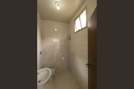 Casa de condomínio à venda com 625m², 5 quartos e 4 vagas Casa de condomínio à venda com 625m², 5 quartos e 4 vagasBanheiro de Serviço