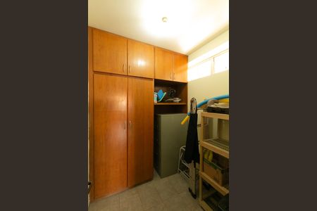 Casa de condomínio à venda com 625m², 5 quartos e 4 vagas Casa de condomínio à venda com 625m², 5 quartos e 4 vagasQuarto de Serviço