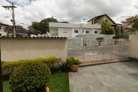 Casa de condomínio à venda com 625m², 5 quartos e 4 vagas Casa de condomínio à venda com 625m², 5 quartos e 4 vagasVista Sala de Estar