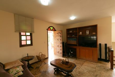 Casa de condomínio à venda com 625m², 5 quartos e 4 vagas Casa de condomínio à venda com 625m², 5 quartos e 4 vagasSala de TV