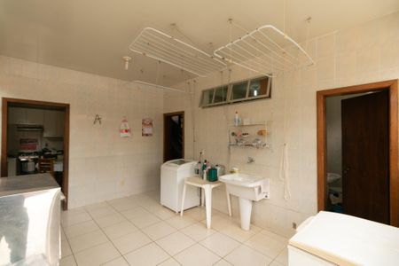 Casa de condomínio à venda com 625m², 5 quartos e 4 vagas Casa de condomínio à venda com 625m², 5 quartos e 4 vagasÁrea de Serviço