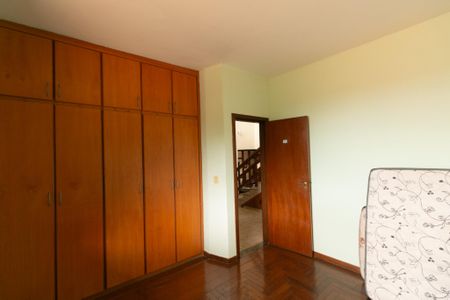 Casa de condomínio à venda com 625m², 5 quartos e 4 vagas Casa de condomínio à venda com 625m², 5 quartos e 4 vagasQuarto 1