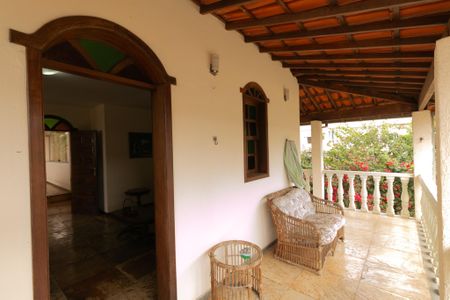 Casa de condomínio à venda com 625m², 5 quartos e 4 vagas Casa de condomínio à venda com 625m², 5 quartos e 4 vagasVaranda da Sala de TV