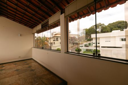 Casa de condomínio à venda com 625m², 5 quartos e 4 vagas Casa de condomínio à venda com 625m², 5 quartos e 4 vagasVaranda da Sala de TV