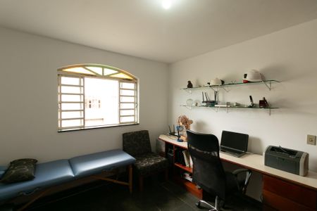 Casa de condomínio à venda com 625m², 5 quartos e 4 vagas Casa de condomínio à venda com 625m², 5 quartos e 4 vagasEscritório