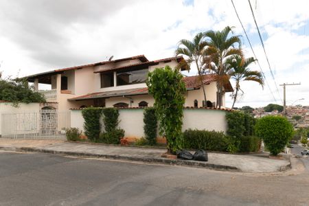 Casa de condomínio à venda com 625m², 5 quartos e 4 vagas Casa de condomínio à venda com 625m², 5 quartos e 4 vagasFachada