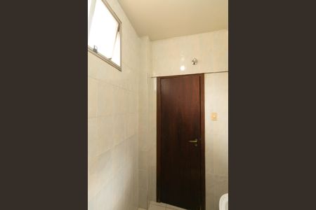 Casa de condomínio à venda com 625m², 5 quartos e 4 vagas Casa de condomínio à venda com 625m², 5 quartos e 4 vagasBanheiro de Serviço