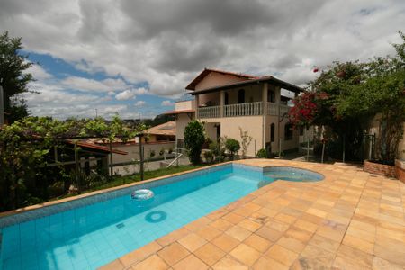 Casa de condomínio à venda com 625m², 5 quartos e 4 vagas Casa de condomínio à venda com 625m², 5 quartos e 4 vagasPiscina