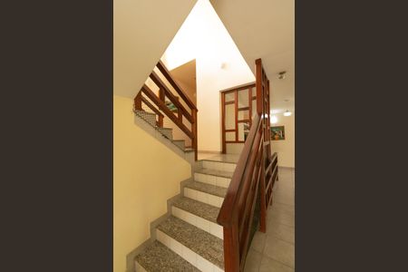 Casa de condomínio à venda com 625m², 5 quartos e 4 vagas Casa de condomínio à venda com 625m², 5 quartos e 4 vagasEscada