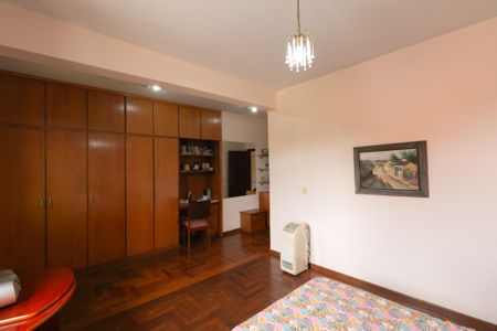 Casa de condomínio à venda com 625m², 5 quartos e 4 vagas Casa de condomínio à venda com 625m², 5 quartos e 4 vagasSuite 1