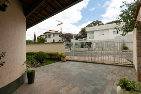 Casa de condomínio à venda com 625m², 5 quartos e 4 vagas Casa de condomínio à venda com 625m², 5 quartos e 4 vagasÁrea Externa