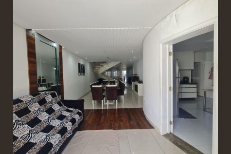 Casa à venda com 585m², 4 quartos e 4 vagas Casa à venda com 585m², 4 quartos e 4 vagasSala de Jantar