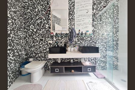 Casa à venda com 585m², 4 quartos e 4 vagas Casa à venda com 585m², 4 quartos e 4 vagasBanheiro da Suíte 3