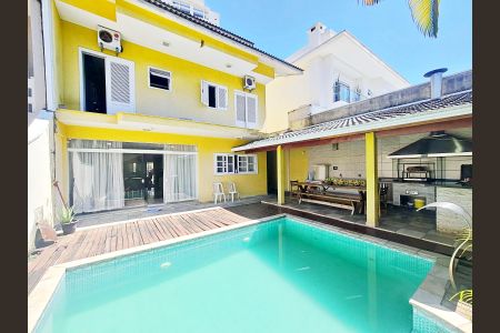 Casa à venda com 585m², 4 quartos e 4 vagas Casa à venda com 585m², 4 quartos e 4 vagasChurrasqueira e Piscina