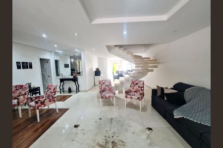 Casa à venda com 585m², 4 quartos e 4 vagas Casa à venda com 585m², 4 quartos e 4 vagasSala