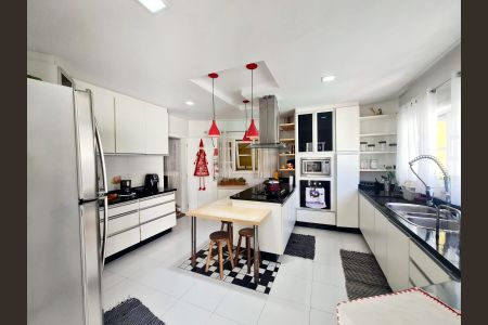 Casa à venda com 585m², 4 quartos e 4 vagas Casa à venda com 585m², 4 quartos e 4 vagasCozinha