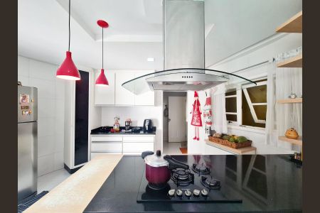 Casa à venda com 585m², 4 quartos e 4 vagas Casa à venda com 585m², 4 quartos e 4 vagasCozinha