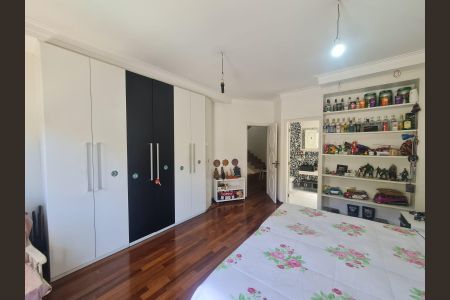 Casa à venda com 585m², 4 quartos e 4 vagas Casa à venda com 585m², 4 quartos e 4 vagasSuíte 3