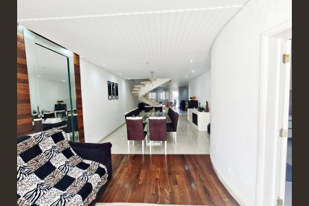Casa à venda com 585m², 4 quartos e 4 vagas Casa à venda com 585m², 4 quartos e 4 vagasSala de Jantar