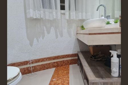 Casa à venda com 585m², 4 quartos e 4 vagas Casa à venda com 585m², 4 quartos e 4 vagasLavabo 1