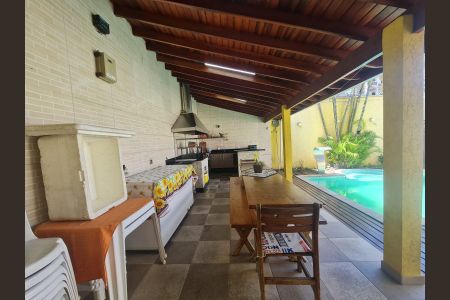 Casa à venda com 585m², 4 quartos e 4 vagas Casa à venda com 585m², 4 quartos e 4 vagasChurrasqueira e Piscina