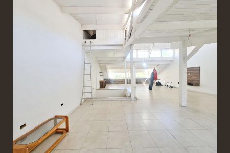 Casa à venda com 585m², 4 quartos e 4 vagas Casa à venda com 585m², 4 quartos e 4 vagasSótão