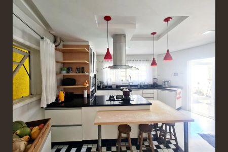 Casa à venda com 585m², 4 quartos e 4 vagas Casa à venda com 585m², 4 quartos e 4 vagasCozinha